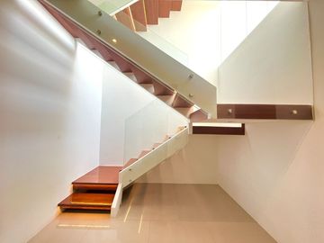 BRAND NEW STUNNING 3 STOREY TRIPLEX HOUSE AND LOT FOR SALE IN PARANAQUE CITY