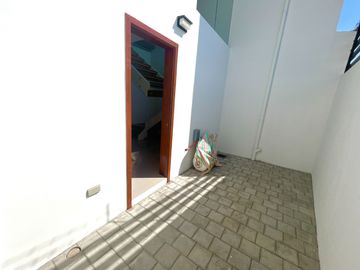 BRAND NEW STUNNING 3 STOREY TRIPLEX HOUSE AND LOT FOR SALE IN PARANAQUE CITY