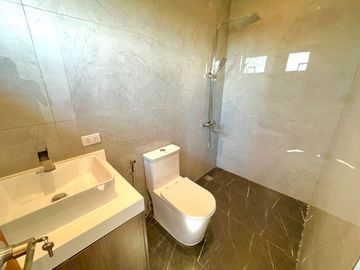 BRAND NEW STUNNING 3 STOREY TRIPLEX HOUSE AND LOT FOR SALE IN PARANAQUE CITY