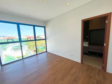 BRAND NEW STUNNING 3 STOREY TRIPLEX HOUSE AND LOT FOR SALE IN PARANAQUE CITY