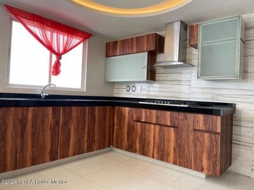 Venta Casa estilo contemporáneo en residencial Aqua II en lago esmeralda #25-504