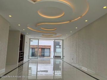 Venta Casa estilo contemporáneo en residencial Aqua II en lago esmeralda #25-504