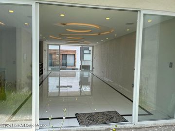 Venta Casa estilo contemporáneo en residencial Aqua II en lago esmeralda #25-504