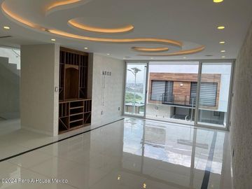 Venta Casa estilo contemporáneo en residencial Aqua II en lago esmeralda #25-504