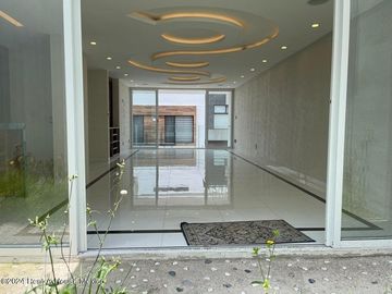 Venta Casa estilo contemporáneo en residencial Aqua II en lago esmeralda #25-504