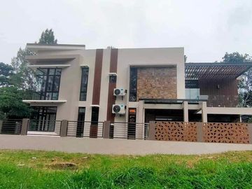 Airy Bright Contemporary Brand New House and Lot with Pool for Sale in Tagaytay City