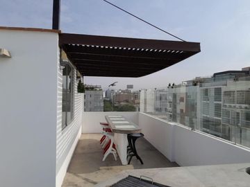 VENDO LINDO TRIPLEX CON 50 M2 DE TERRAZA, PARRILLA, 4 DORMITORIOS, CUATRO BAÑOS, SEMI AMOBLADO.
