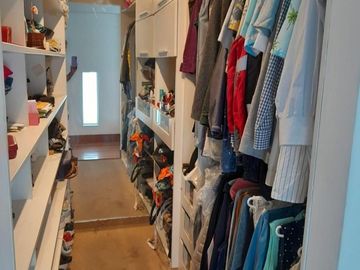 VENDO LINDO TRIPLEX CON 50 M2 DE TERRAZA, PARRILLA, 4 DORMITORIOS, CUATRO BAÑOS, SEMI AMOBLADO.