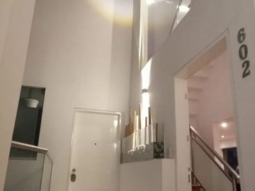 VENDO LINDO TRIPLEX CON 50 M2 DE TERRAZA, PARRILLA, 4 DORMITORIOS, CUATRO BAÑOS, SEMI AMOBLADO.