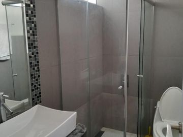 VENDO LINDO TRIPLEX CON 50 M2 DE TERRAZA, PARRILLA, 4 DORMITORIOS, CUATRO BAÑOS, SEMI AMOBLADO.