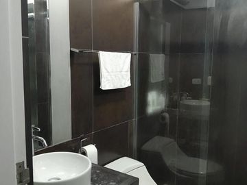 VENDO LINDO TRIPLEX CON 50 M2 DE TERRAZA, PARRILLA, 4 DORMITORIOS, CUATRO BAÑOS, SEMI AMOBLADO.