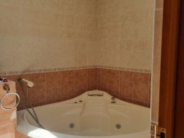 EXCELENTE RESIDENCIA EN VENTA  CONDADO DE SAYAVEEDRA