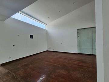 SE VENDE CASA EN LA MOLINA VIEJA