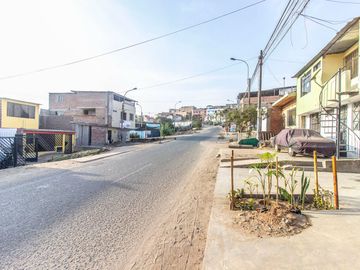 SE VENDE CASA DE TRES PISOS CON DOS LOCALES COMERCIALES EN AVENIDA EN SAN JUAN DE MIRAFLORES