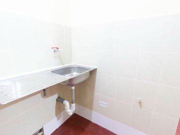 SE VENDE CASA DE TRES PISOS CON DOS LOCALES COMERCIALES EN AVENIDA EN SAN JUAN DE MIRAFLORES