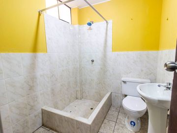 SE VENDE CASA DE TRES PISOS CON DOS LOCALES COMERCIALES EN AVENIDA EN SAN JUAN DE MIRAFLORES