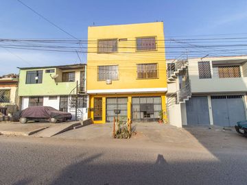 SE VENDE CASA DE TRES PISOS CON DOS LOCALES COMERCIALES EN AVENIDA EN SAN JUAN DE MIRAFLORES
