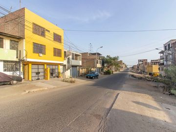 SE VENDE CASA DE TRES PISOS CON DOS LOCALES COMERCIALES EN AVENIDA EN SAN JUAN DE MIRAFLORES
