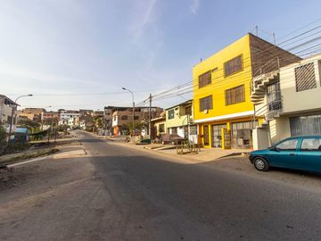 SE VENDE CASA DE TRES PISOS CON DOS LOCALES COMERCIALES EN AVENIDA EN SAN JUAN DE MIRAFLORES