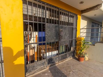 SE VENDE CASA DE TRES PISOS CON DOS LOCALES COMERCIALES EN AVENIDA EN SAN JUAN DE MIRAFLORES