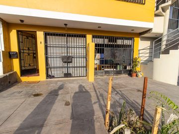 SE VENDE CASA DE TRES PISOS CON DOS LOCALES COMERCIALES EN AVENIDA EN SAN JUAN DE MIRAFLORES