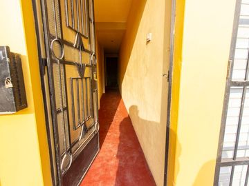 SE VENDE CASA DE TRES PISOS CON DOS LOCALES COMERCIALES EN AVENIDA EN SAN JUAN DE MIRAFLORES