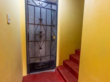 SE VENDE CASA DE TRES PISOS CON DOS LOCALES COMERCIALES EN AVENIDA EN SAN JUAN DE MIRAFLORES
