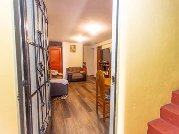 SE VENDE CASA DE TRES PISOS CON DOS LOCALES COMERCIALES EN AVENIDA EN SAN JUAN DE MIRAFLORES