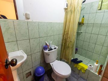 SE VENDE CASA DE TRES PISOS CON DOS LOCALES COMERCIALES EN AVENIDA EN SAN JUAN DE MIRAFLORES