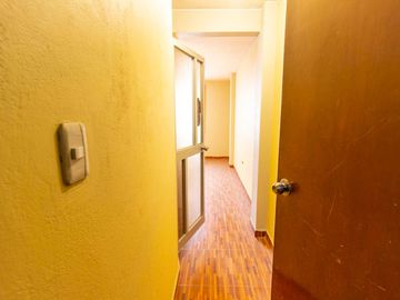 SE VENDE CASA DE TRES PISOS CON DOS LOCALES COMERCIALES EN AVENIDA EN SAN JUAN DE MIRAFLORES