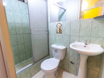 SE VENDE CASA DE TRES PISOS CON DOS LOCALES COMERCIALES EN AVENIDA EN SAN JUAN DE MIRAFLORES