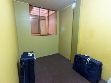 SE VENDE CASA DE TRES PISOS CON DOS LOCALES COMERCIALES EN AVENIDA EN SAN JUAN DE MIRAFLORES