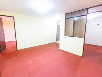 SE VENDE CASA DE TRES PISOS CON DOS LOCALES COMERCIALES EN AVENIDA EN SAN JUAN DE MIRAFLORES