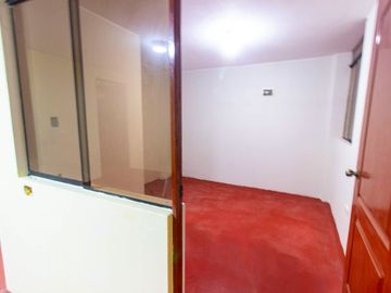 SE VENDE CASA DE TRES PISOS CON DOS LOCALES COMERCIALES EN AVENIDA EN SAN JUAN DE MIRAFLORES