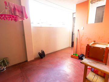 SE VENDE CASA DE TRES PISOS CON DOS LOCALES COMERCIALES EN AVENIDA EN SAN JUAN DE MIRAFLORES