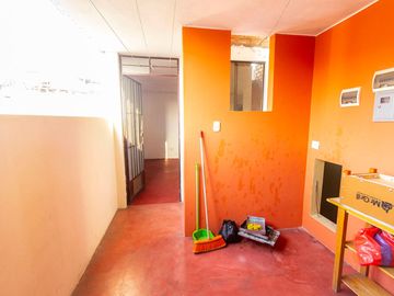 SE VENDE CASA DE TRES PISOS CON DOS LOCALES COMERCIALES EN AVENIDA EN SAN JUAN DE MIRAFLORES