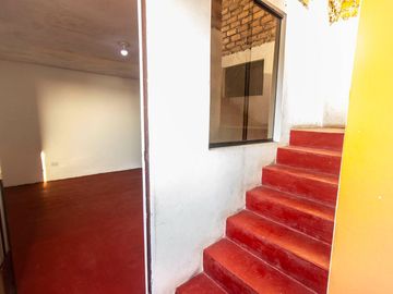 SE VENDE CASA DE TRES PISOS CON DOS LOCALES COMERCIALES EN AVENIDA EN SAN JUAN DE MIRAFLORES