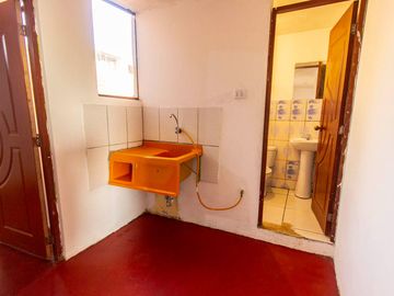 SE VENDE CASA DE TRES PISOS CON DOS LOCALES COMERCIALES EN AVENIDA EN SAN JUAN DE MIRAFLORES