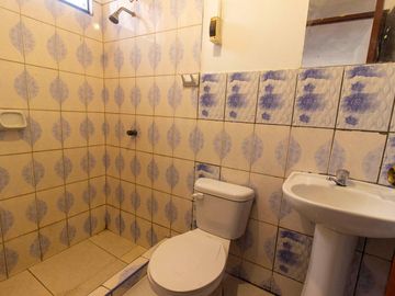SE VENDE CASA DE TRES PISOS CON DOS LOCALES COMERCIALES EN AVENIDA EN SAN JUAN DE MIRAFLORES