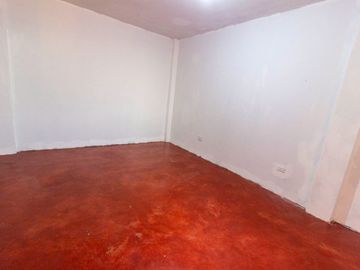 SE VENDE CASA DE TRES PISOS CON DOS LOCALES COMERCIALES EN AVENIDA EN SAN JUAN DE MIRAFLORES