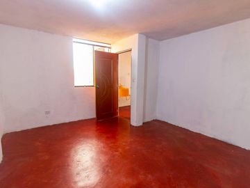 SE VENDE CASA DE TRES PISOS CON DOS LOCALES COMERCIALES EN AVENIDA EN SAN JUAN DE MIRAFLORES