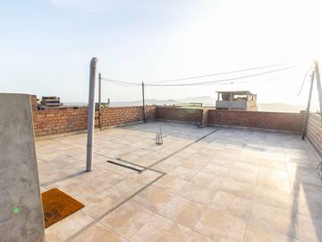 SE VENDE CASA DE TRES PISOS CON DOS LOCALES COMERCIALES EN AVENIDA EN SAN JUAN DE MIRAFLORES