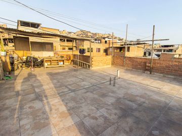 SE VENDE CASA DE TRES PISOS CON DOS LOCALES COMERCIALES EN AVENIDA EN SAN JUAN DE MIRAFLORES