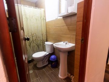 SE VENDE CASA DE TRES PISOS CON DOS LOCALES COMERCIALES EN AVENIDA EN SAN JUAN DE MIRAFLORES