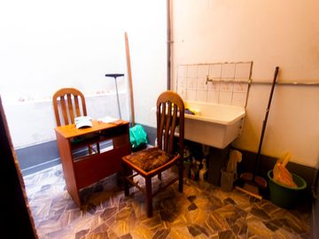SE VENDE CASA DE TRES PISOS CON DOS LOCALES COMERCIALES EN AVENIDA EN SAN JUAN DE MIRAFLORES