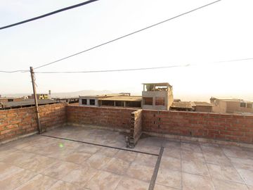 SE VENDE CASA DE TRES PISOS CON DOS LOCALES COMERCIALES EN AVENIDA EN SAN JUAN DE MIRAFLORES