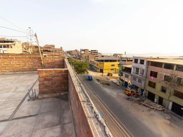 SE VENDE CASA DE TRES PISOS CON DOS LOCALES COMERCIALES EN AVENIDA EN SAN JUAN DE MIRAFLORES