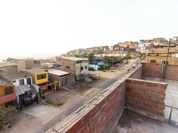 SE VENDE CASA DE TRES PISOS CON DOS LOCALES COMERCIALES EN AVENIDA EN SAN JUAN DE MIRAFLORES