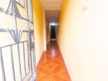 SE VENDE CASA DE TRES PISOS CON DOS LOCALES COMERCIALES EN AVENIDA EN SAN JUAN DE MIRAFLORES