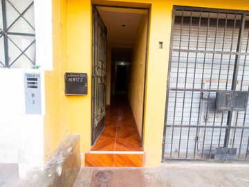 SE VENDE CASA DE TRES PISOS CON DOS LOCALES COMERCIALES EN AVENIDA EN SAN JUAN DE MIRAFLORES